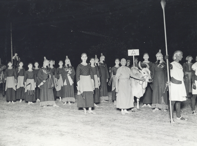 99893 Afbeelding van groep A (Groep van de priesterschap) in de nachtelijke maskeradeoptocht met als thema Ichnaton, ...